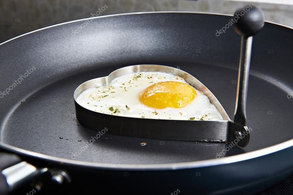 depositphotos_63426483-stock-photo-preparing-fried-eggs-in-heart.jpg