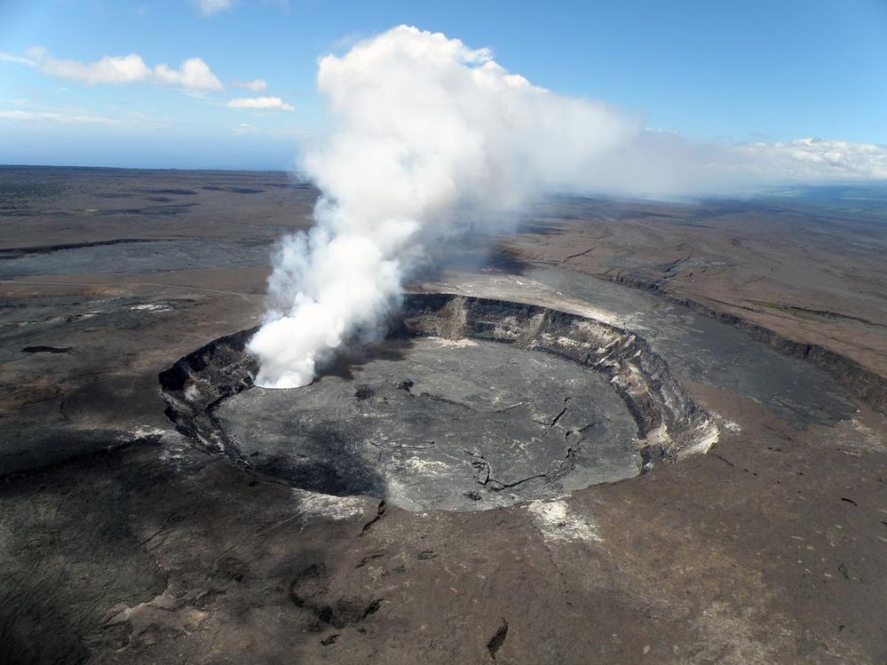 Halemaʻumaʻu_crater2.jpg